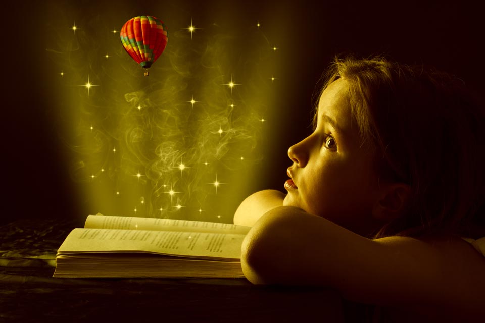 Девочка читает книгу и мечтает